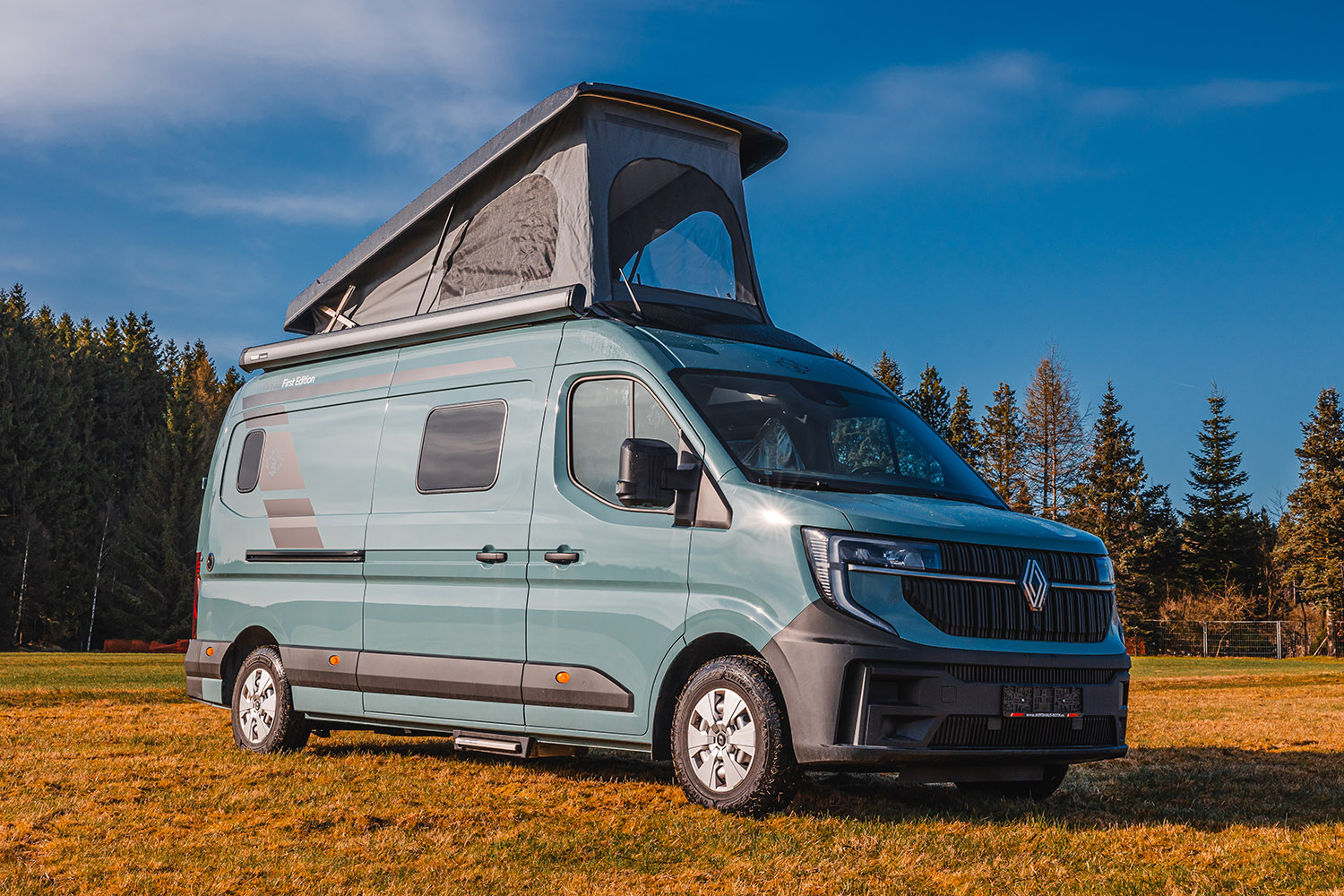 Renault Master 2024 mit geöffneten Aufstelldach - Seitenansicht