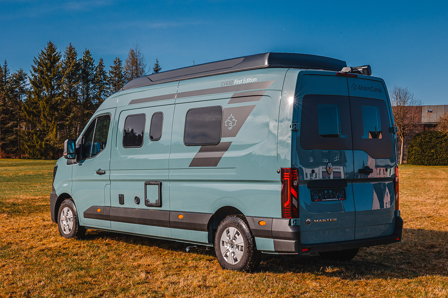 Renault Master 2024 mit geschlossenen Aufstelldach - Seitenansicht