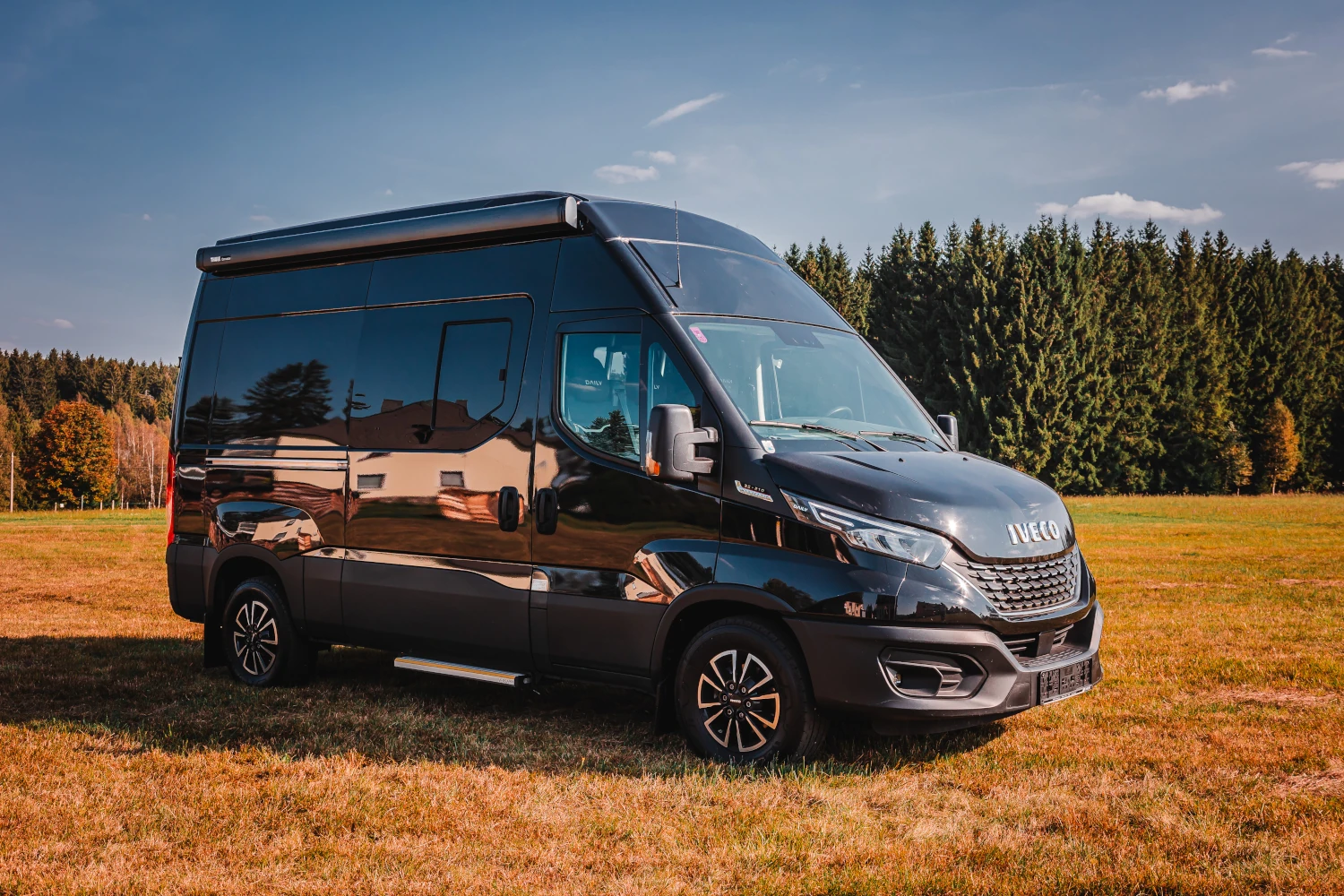 Iveco Daily mit geschlossenen Aufstelldach - seitliche Frontalansicht