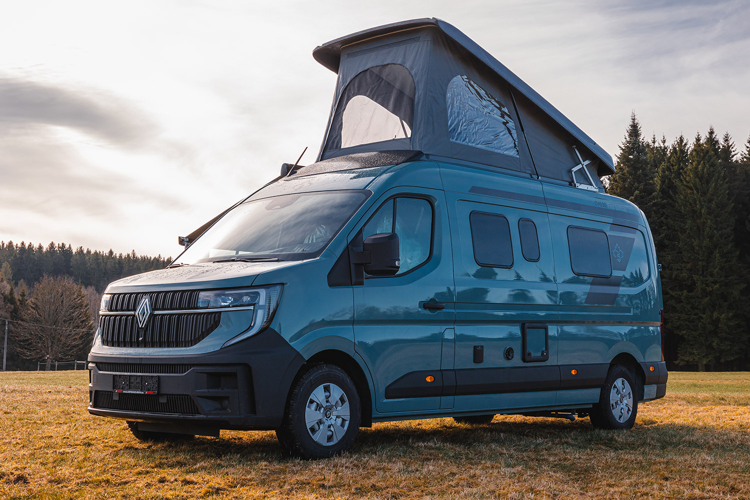 Renault Master 2024 mit geöffneten Aufstelldach - Seitenansicht