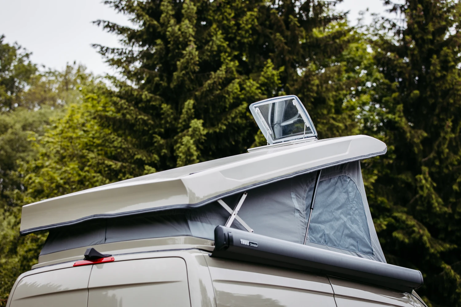 Mercedes Sprinter mit offenen Aufstelldach und Dachfenster - Heckansicht