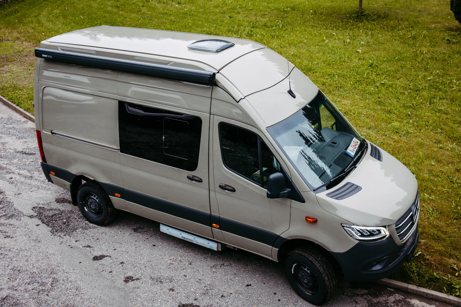 Mercedes Sprinter mit geschlossenen Aufstelldach - Seitenansicht