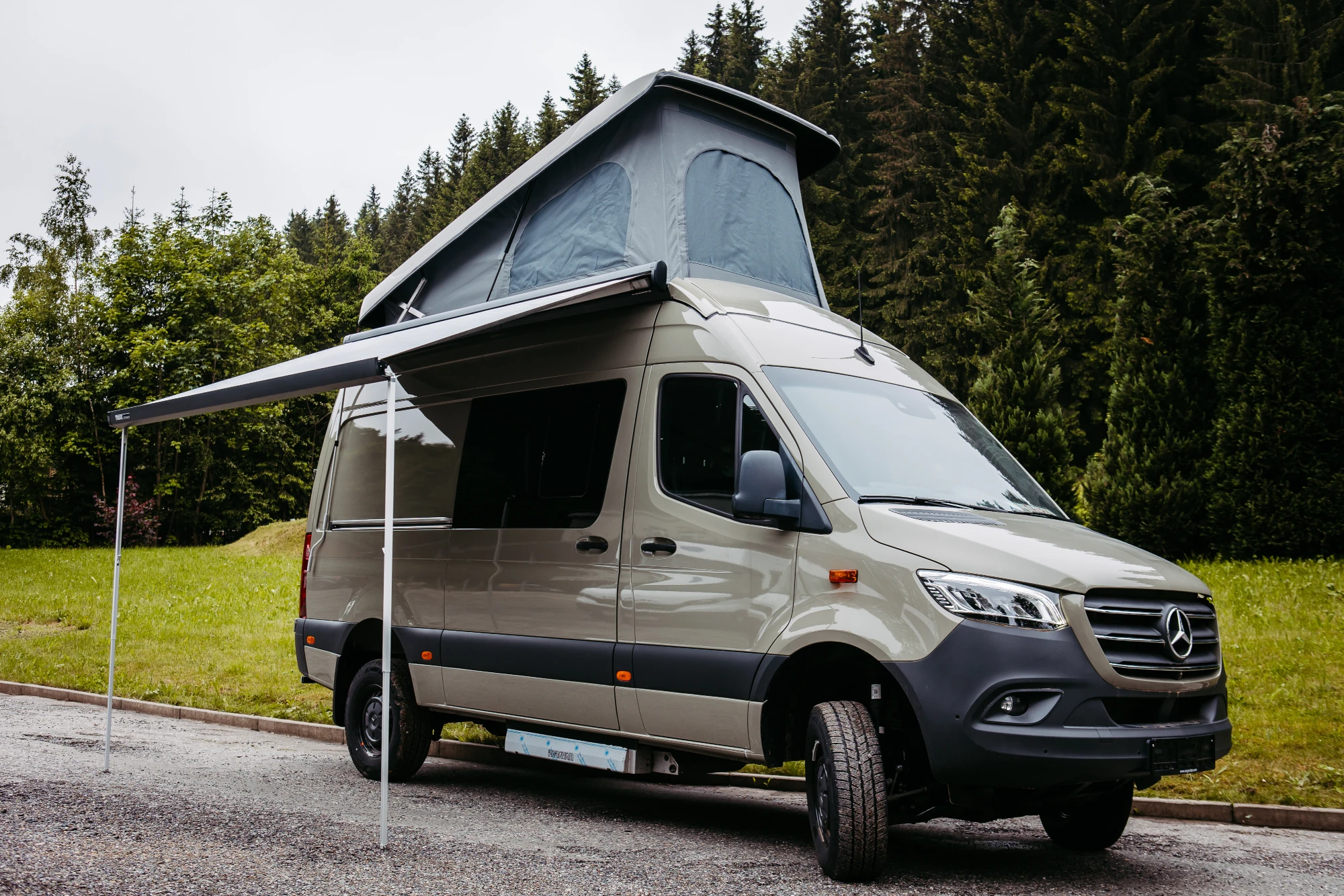 Mercedes Sprinter mit offener Markise und Aufstelldach