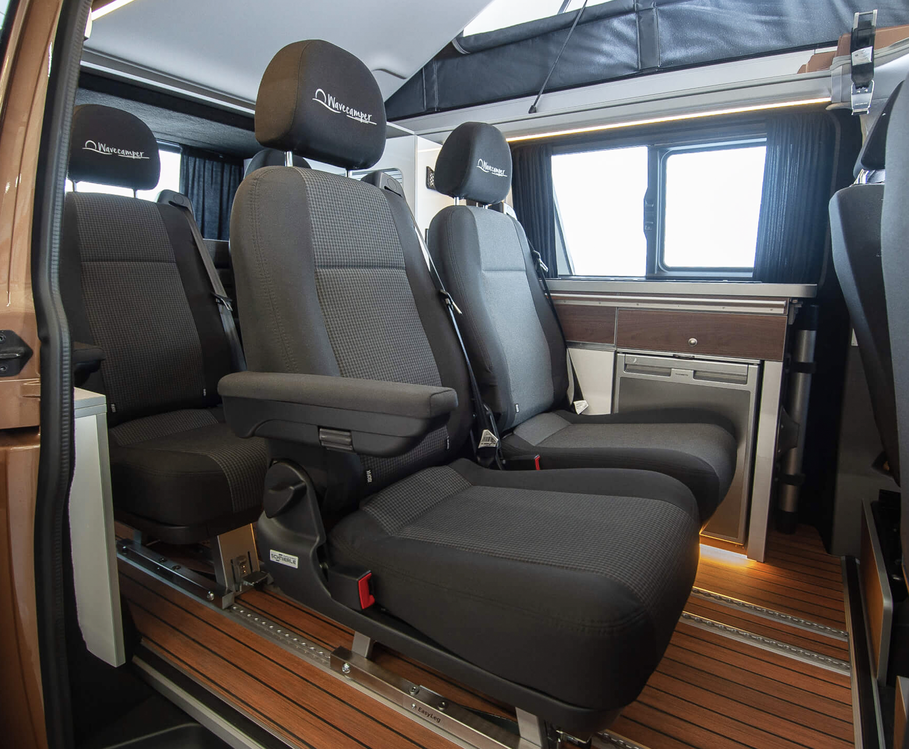 Individuell eingebaute Sitze in einem Transporter