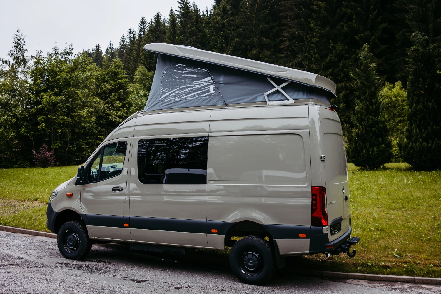 Mercedes Sprinter mit offenen Aufstelldach - Seitenansicht