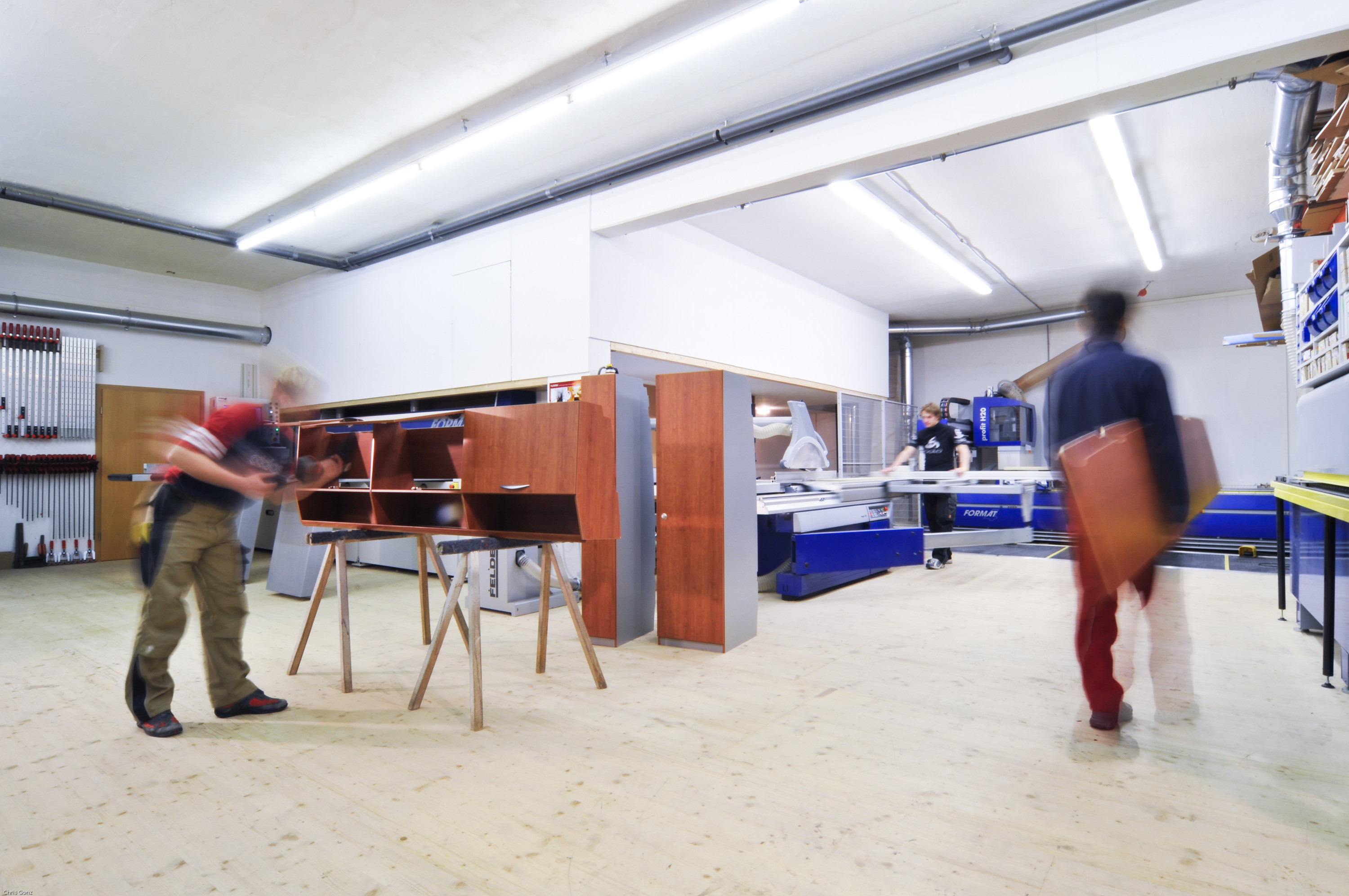 Personen in einer Schreinerei