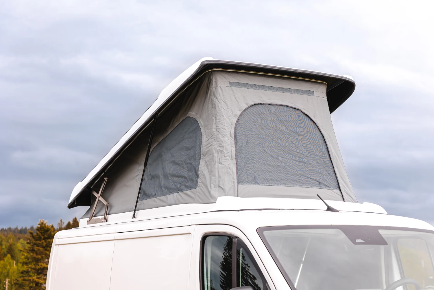 Fiat Ducato mit offenen Aufstelldach - Detailansicht Front