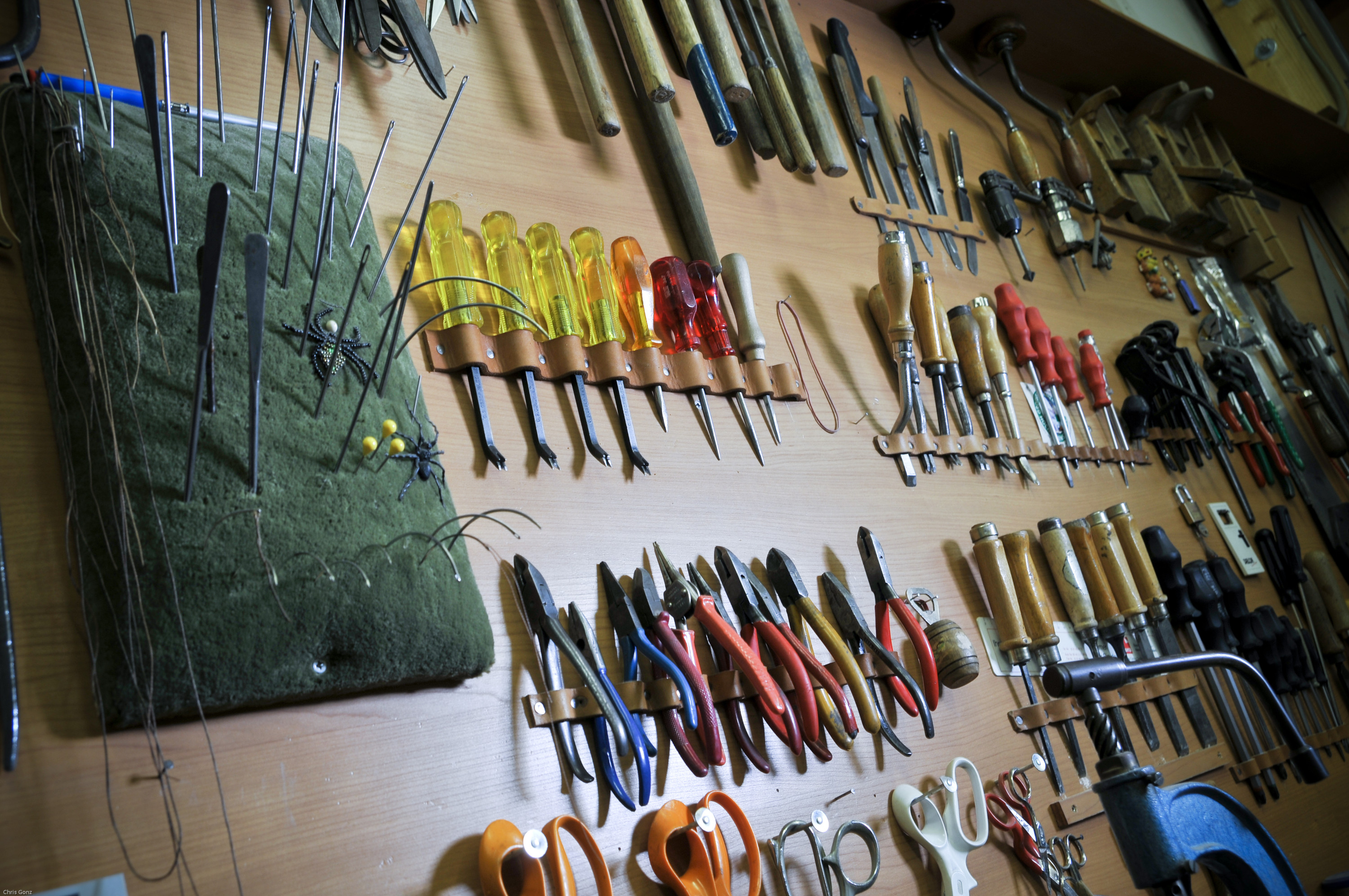 Eine Holzwand mit aufgehangenen Werkzeugen