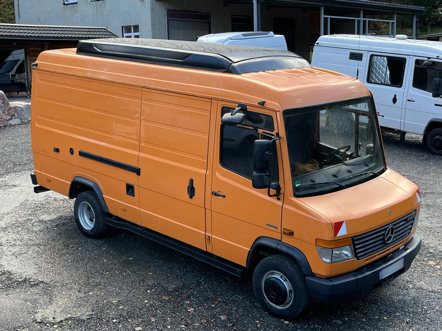 Mercedes Vario in Orange mit geschlossenen Aufstelldach - Seitenansicht
