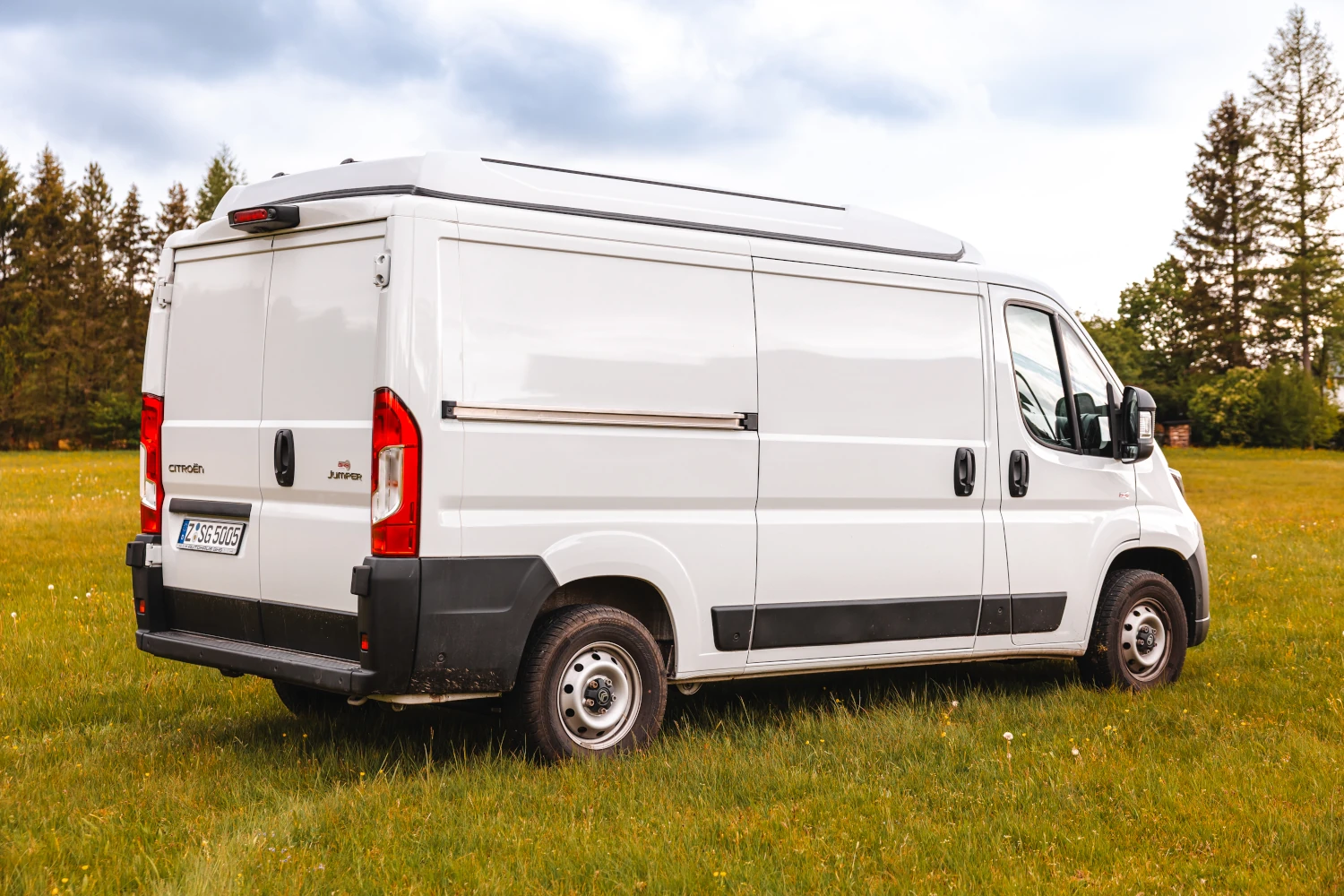 Fiat Ducato mit geschlossenen Aufstelldach - Heckansicht