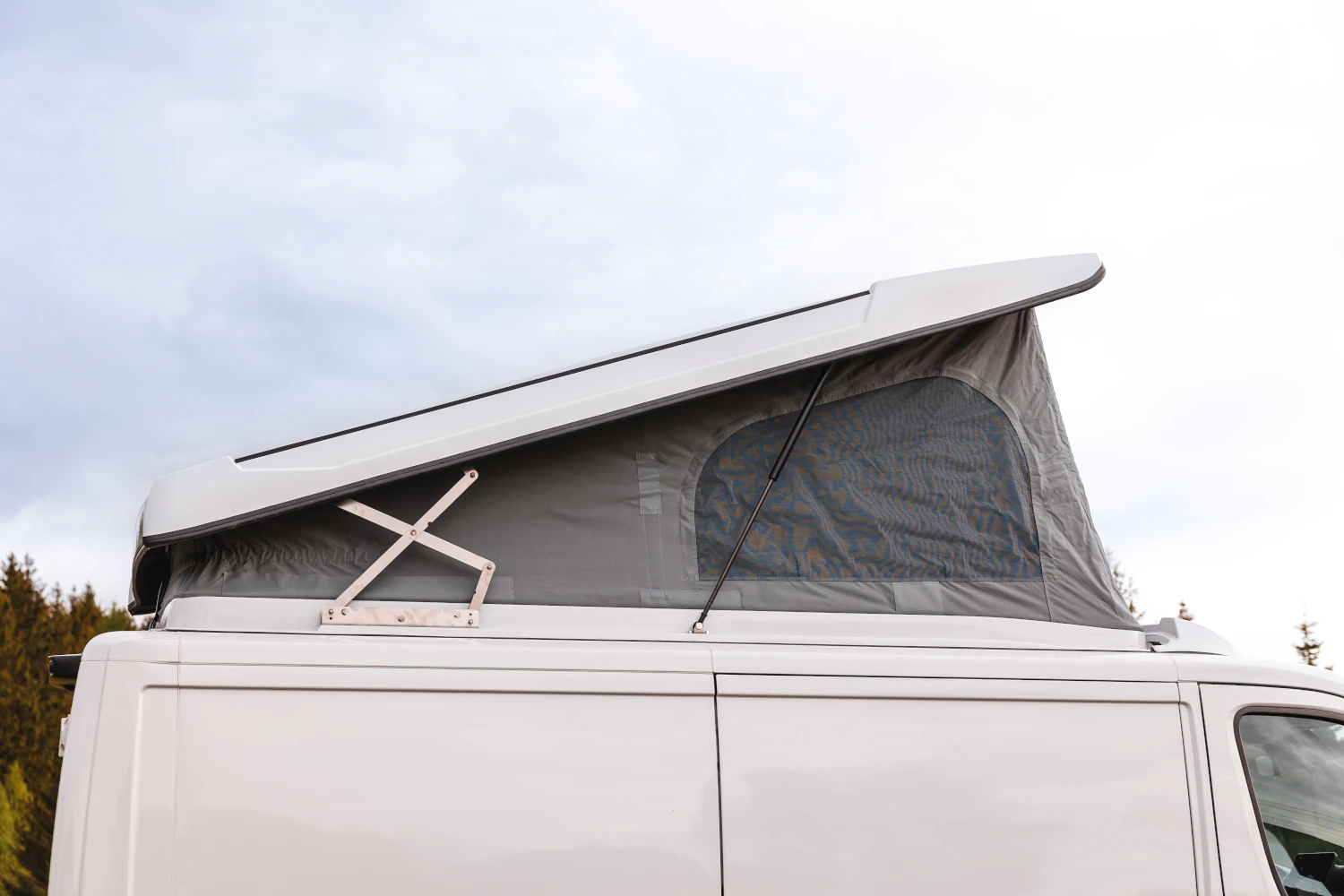 Fiat Ducato mit offenen Aufstelldach - Detailansicht Seite