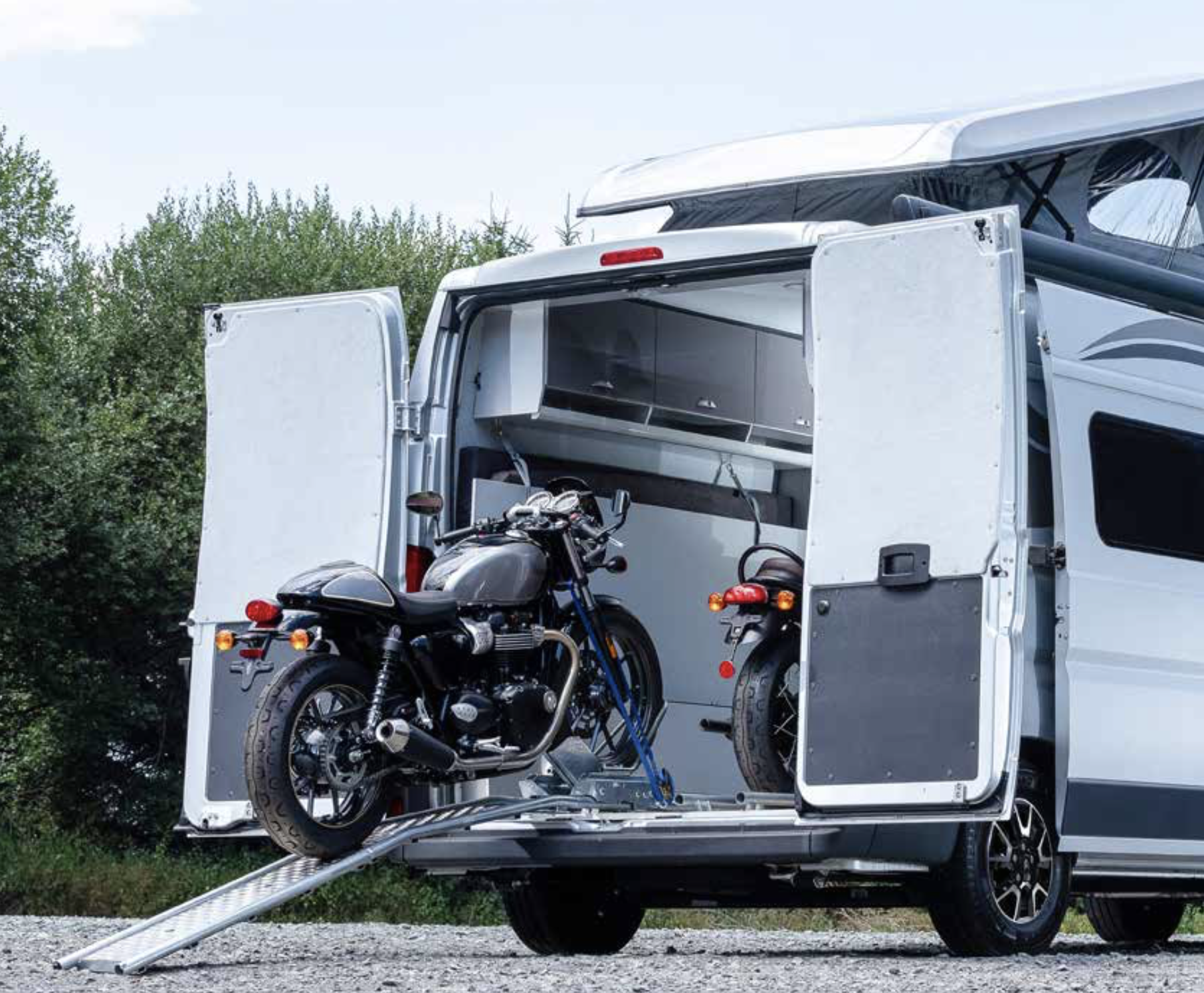 Eine Motorradaufziehilfe auf einer Ladefläche zu einem Transporter