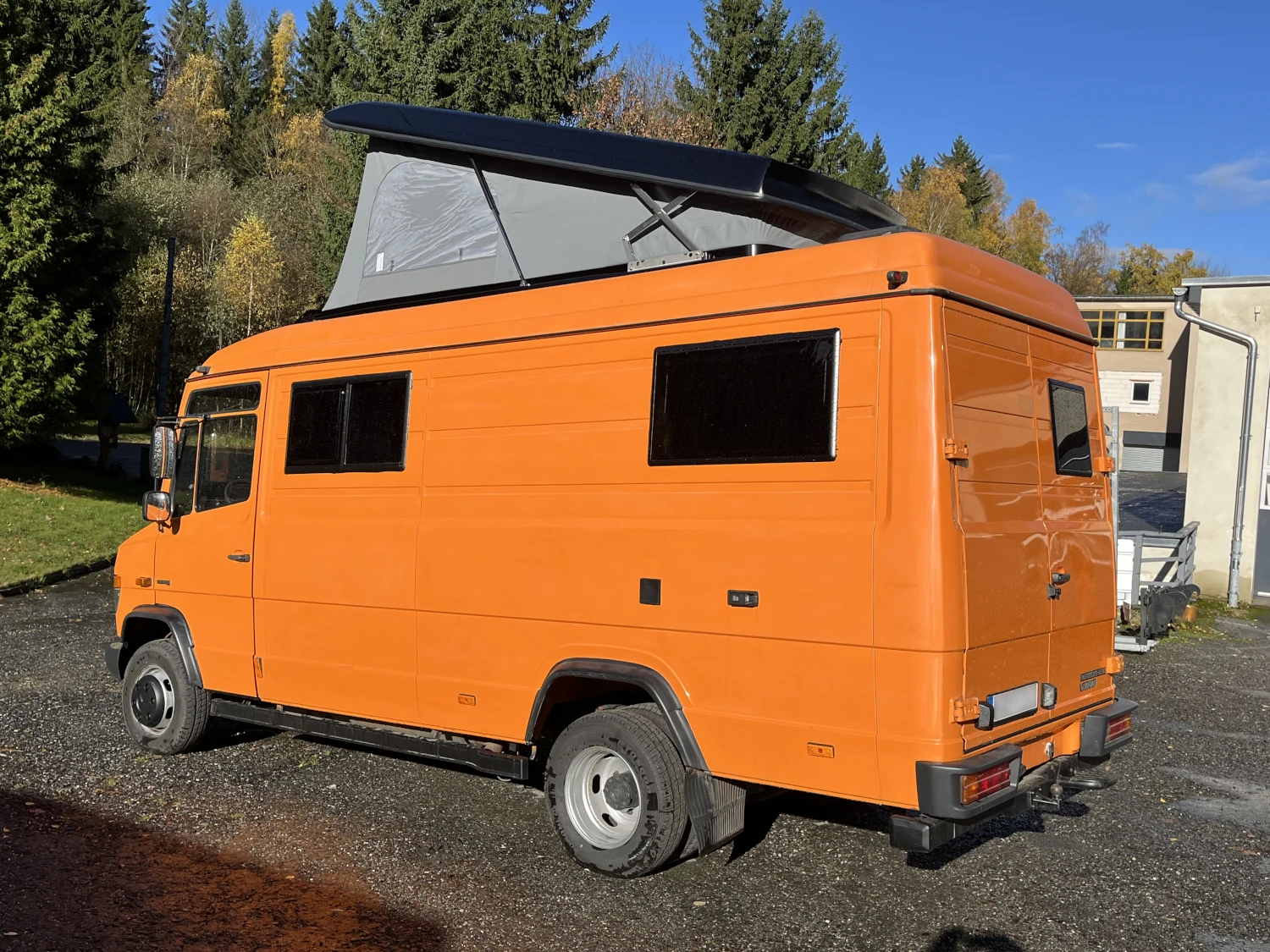 Mercedes Vario in Orange mit geöffneten Aufstelldach - Seitenansicht