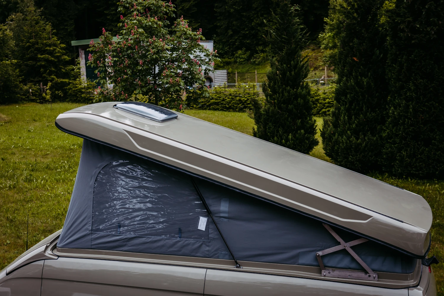 Mercedes Sprinter mit offenes Aufstelldach - Seitenansicht Detail