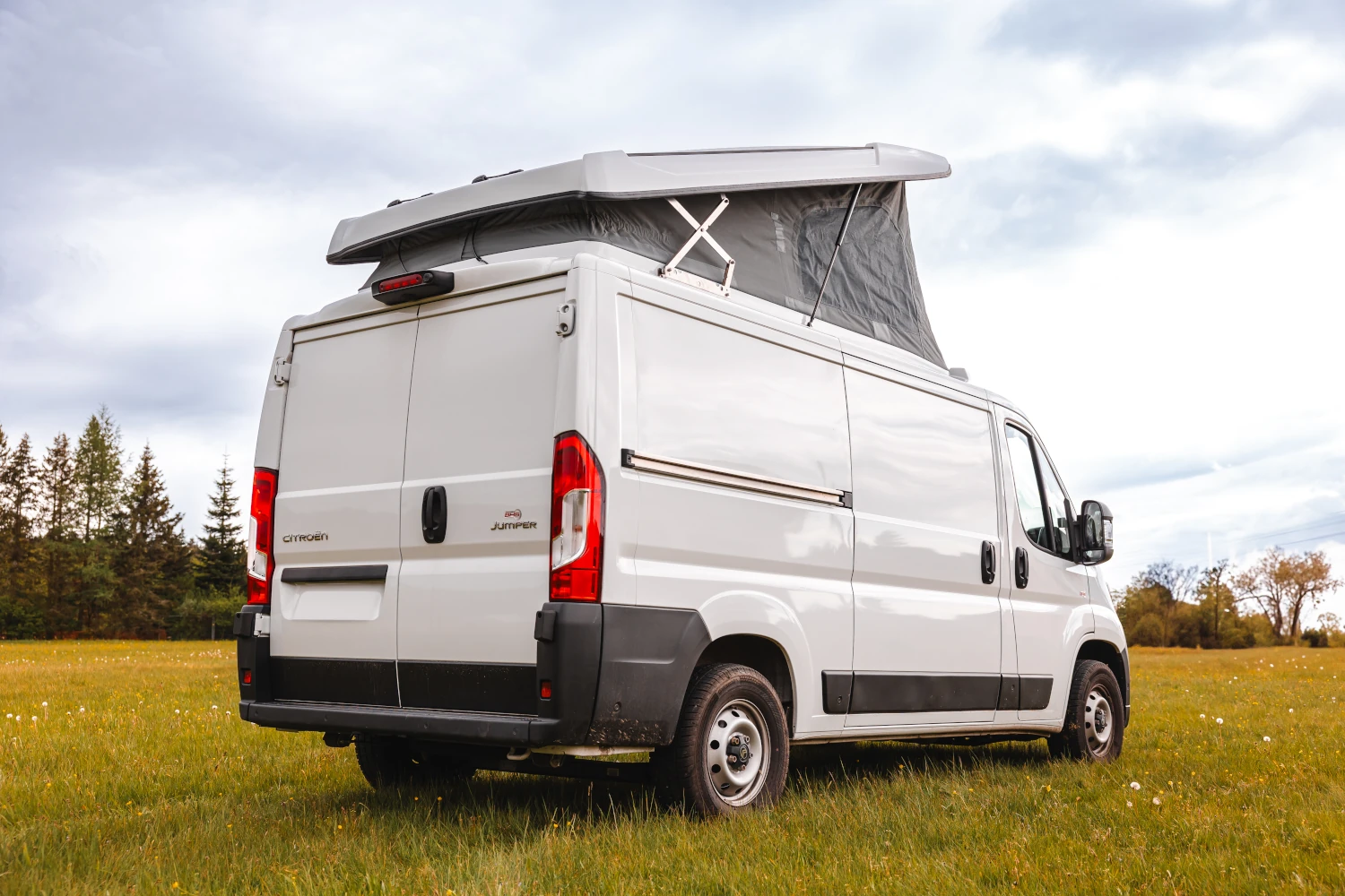 Fiat Ducato mit offenen Aufstelldach - Heckansicht