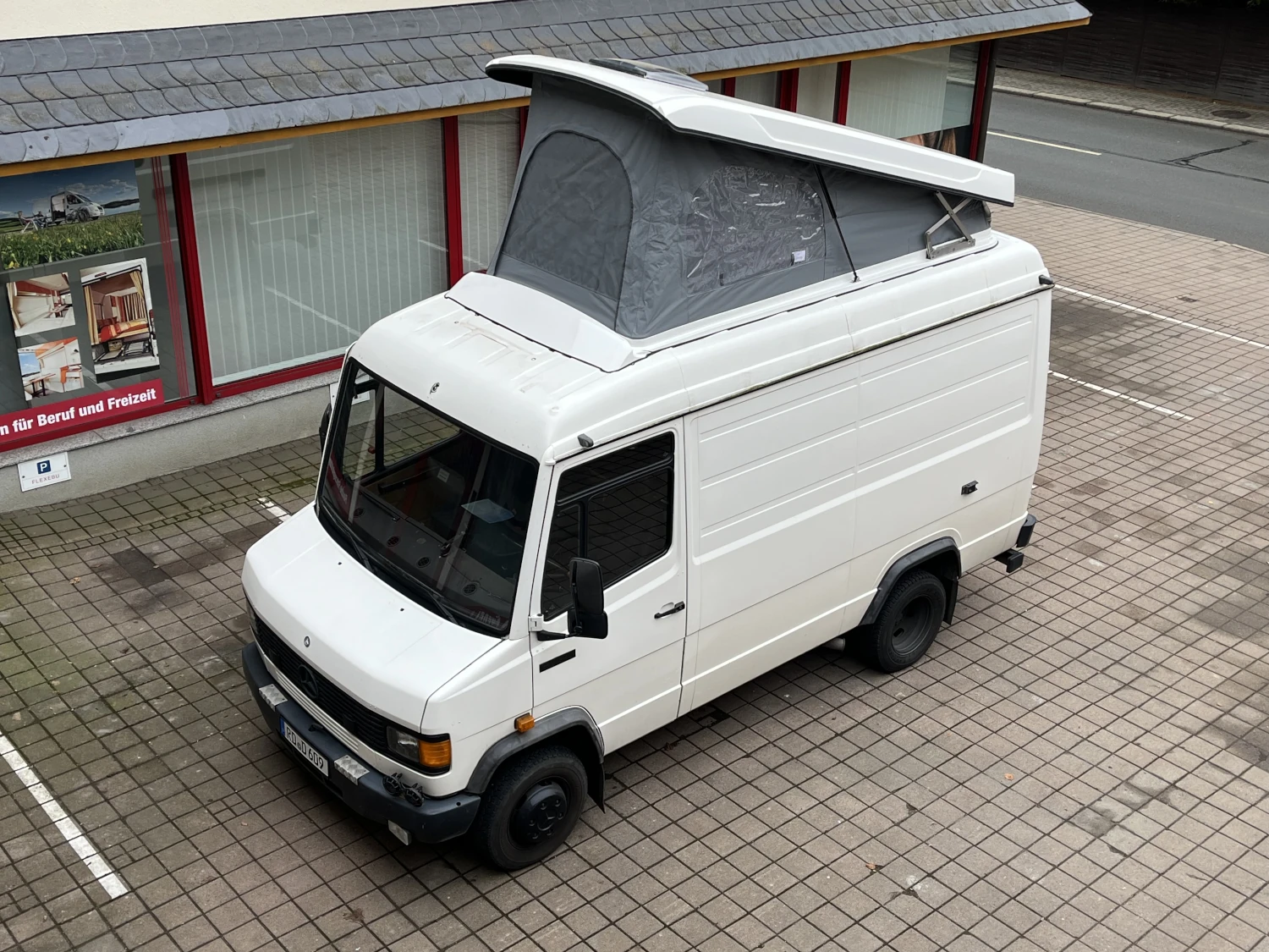 Mercedes609D mit geöffneten Aufstelldach - Von oben